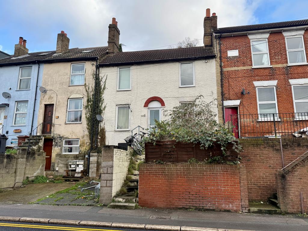 Lot: 165 - FOUR-BEDROOM HOUSE FOR REFURBISHMENT - Mid-terrace four bedroom house